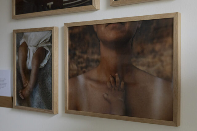 Mehrere Bilder, die auf einer Wand hängen.