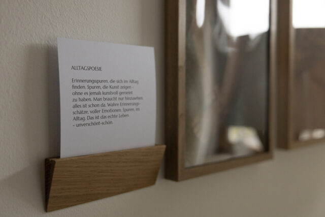 Beschriftung einer Ausstellung von Fotografien.