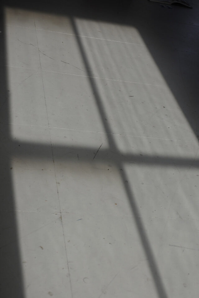 Lichtspiel mit Schatten eines Fensters.