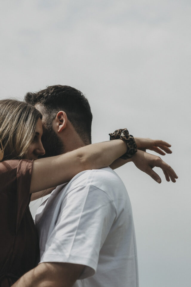 Frau, die ihren Partner umarmt.