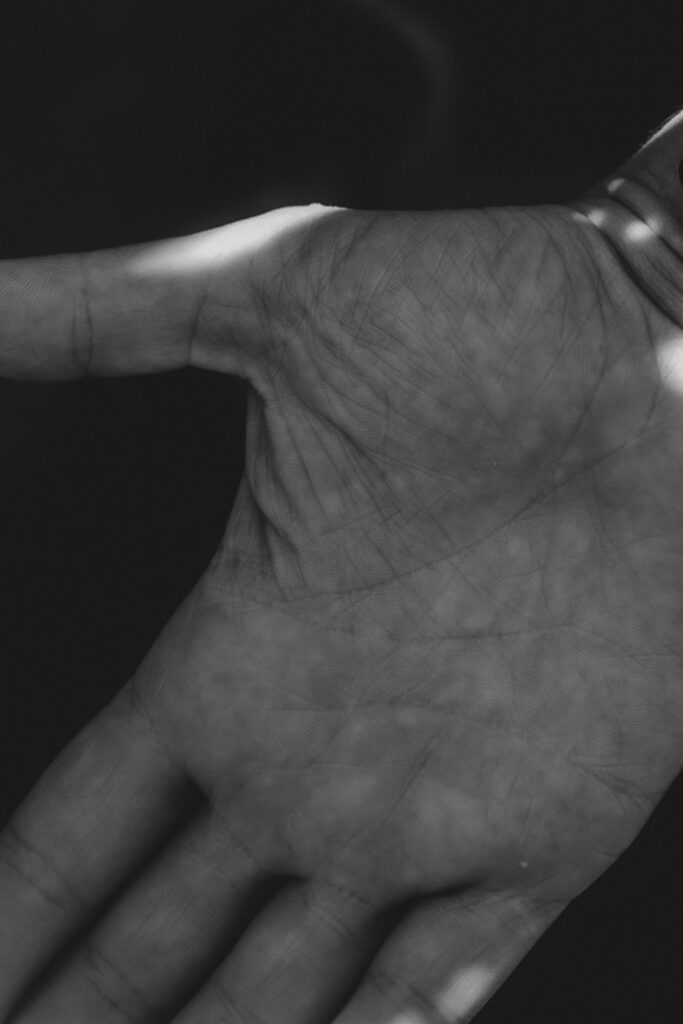 Schwarz-Weiß-Bild. Handinnenseite mit "Lebenslinien"