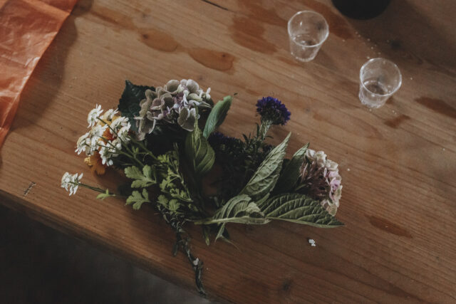 Frische Blumen die auf einer Arbeitsfläche liegen.