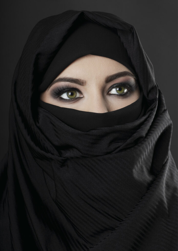 Wunderschöne, grüne und stark geschminkte Frauenaugen. Der Rest des Kopfes in ein schwarzes Tuch gehüllt.