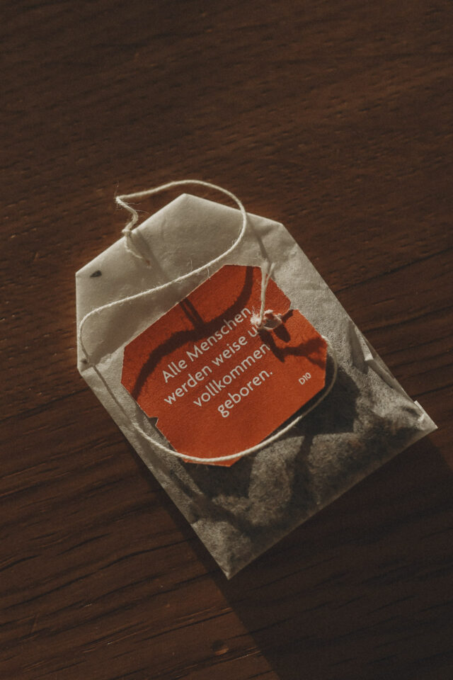 Teebeutel mit Spruch darauf.