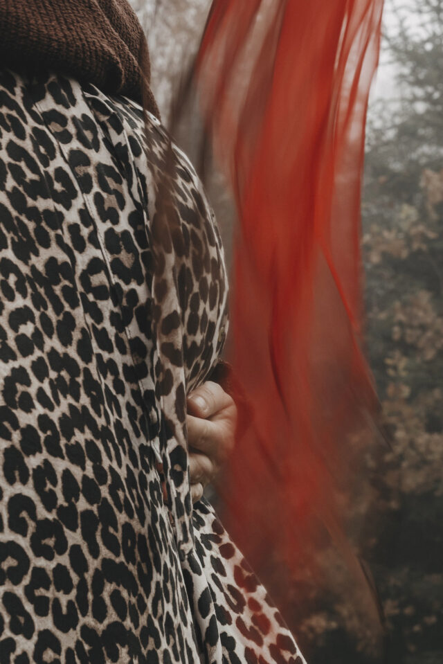 Schwangere Frau tanzt mit rotem Tuch.