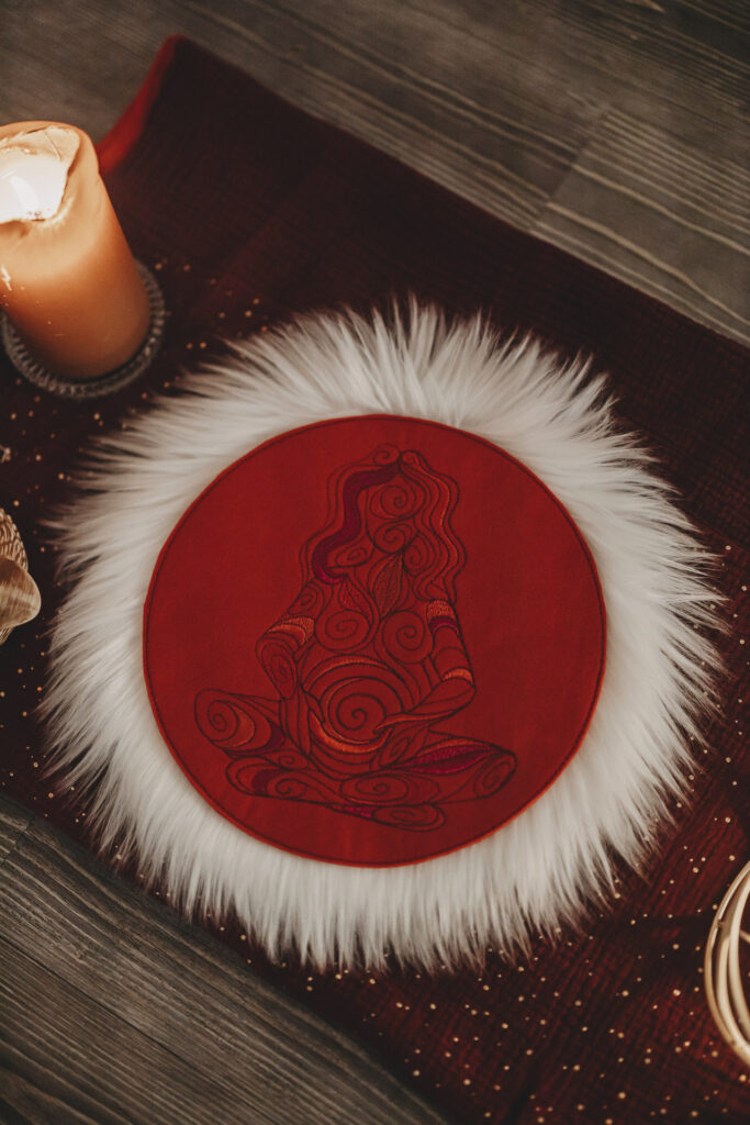 Gestickte, schwangere Frau, vollbusig mit Babybauch. Patcha Mama.