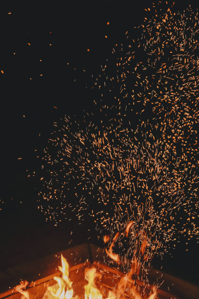 Feuerfunken eines Lagerfeuers.