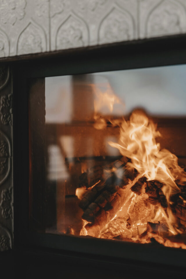 Feuer in einem Kachelofen.