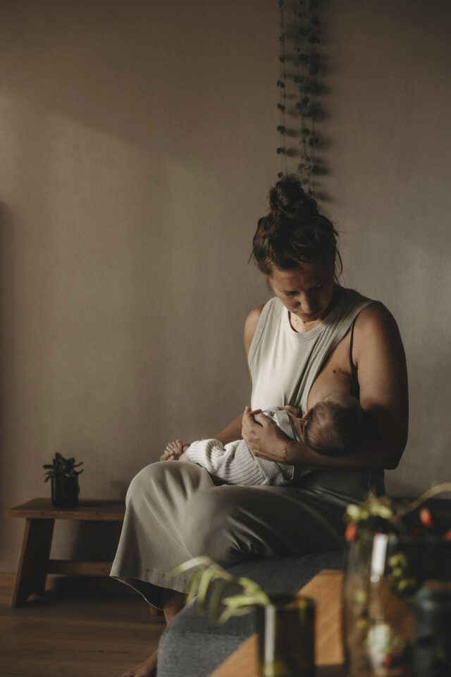 Stillende Frau im warmen Licht.