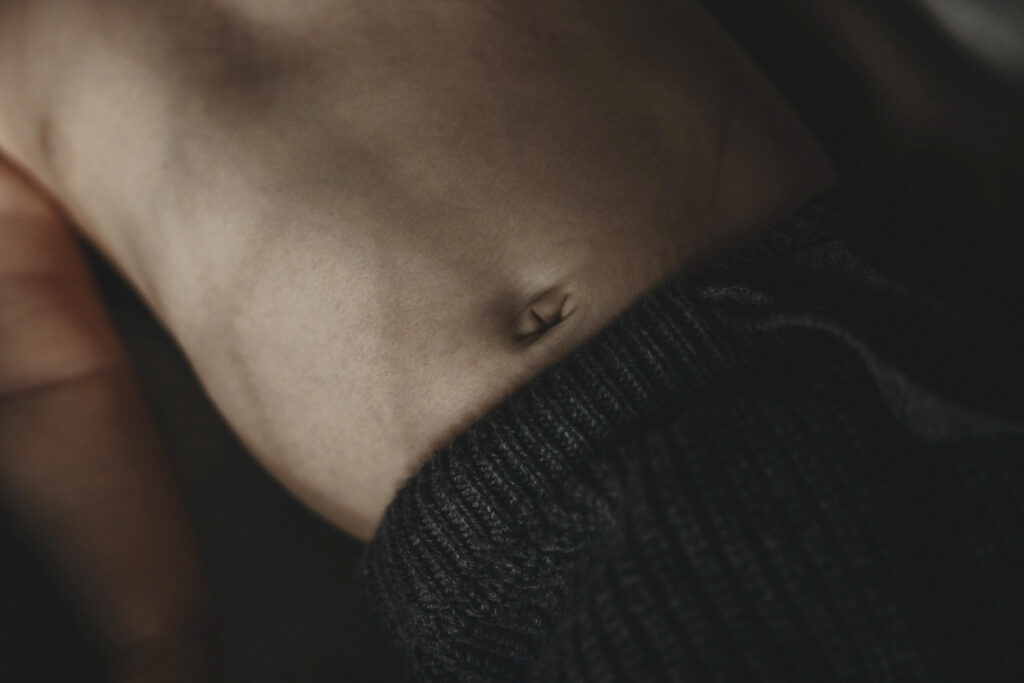 Nackter Bauch und Bauchnabel eines Babys.